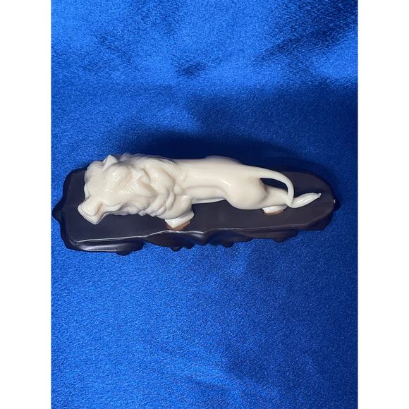 Vintage Vita Heavy Plastic White Lion on Brown Base - Picture 8 of 10